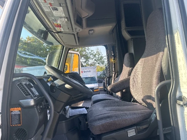 2019 Volvo VNL 760 - image 10
