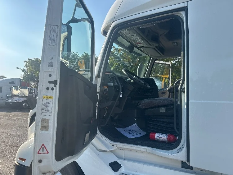 2019 Volvo VNL 760 - image 9