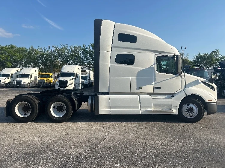 2019 Volvo VNL 760 - image 8