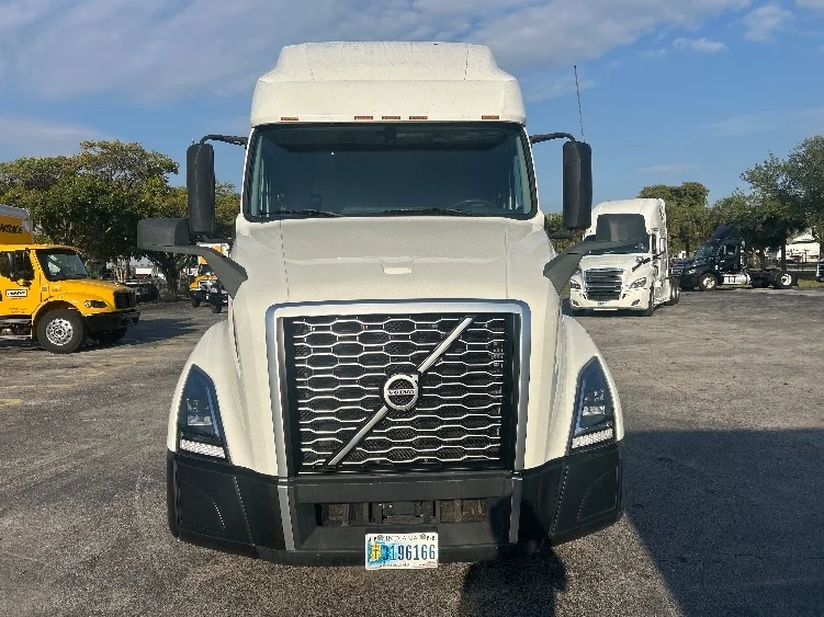 2019 Volvo VNL 760 in Miami, FL — photo 2