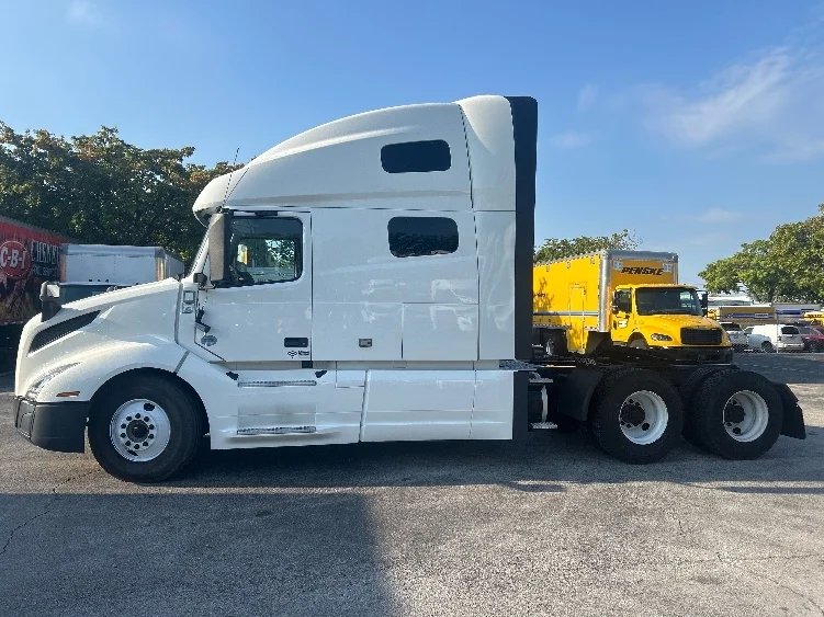 2019 Volvo VNL 760 in Miami, FL — photo 4