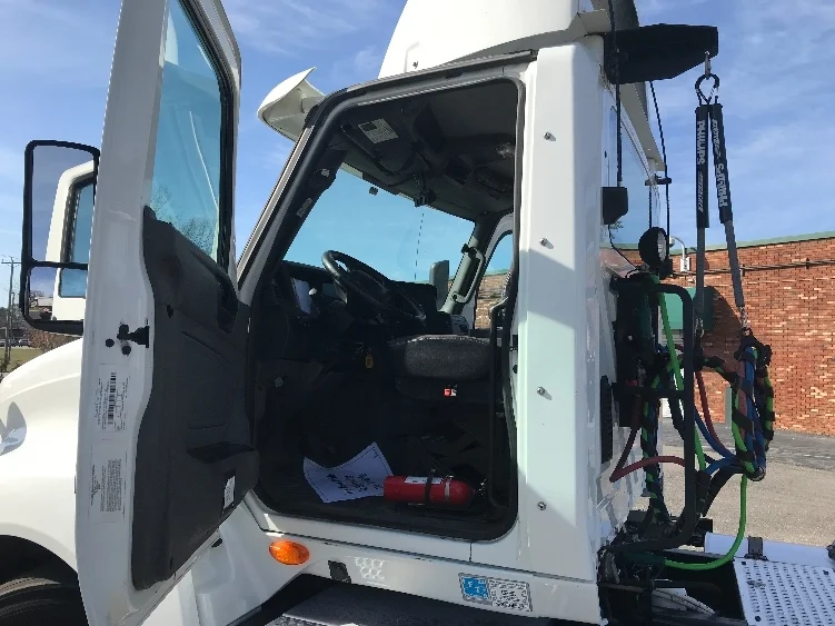 2018 International LT - image 9