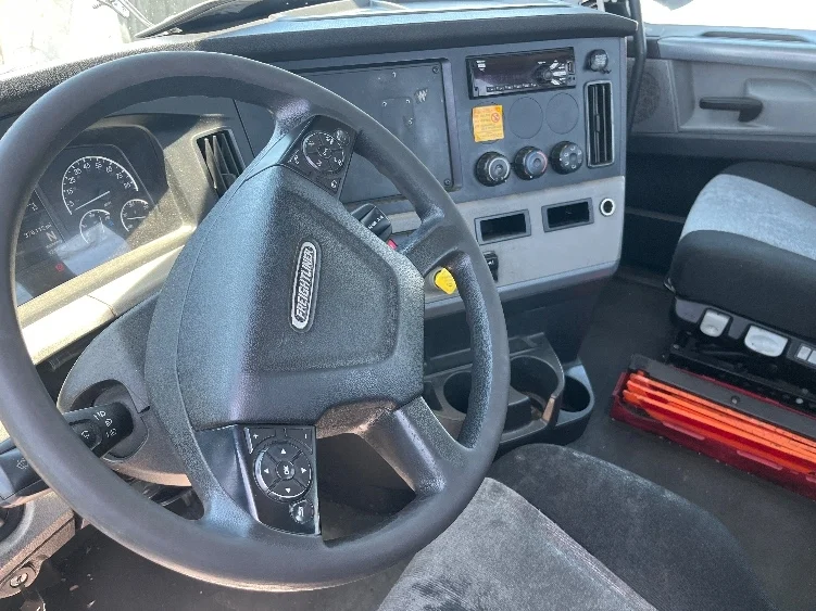 2019 Freightliner Cascadia in Fresno, CA — photo 10