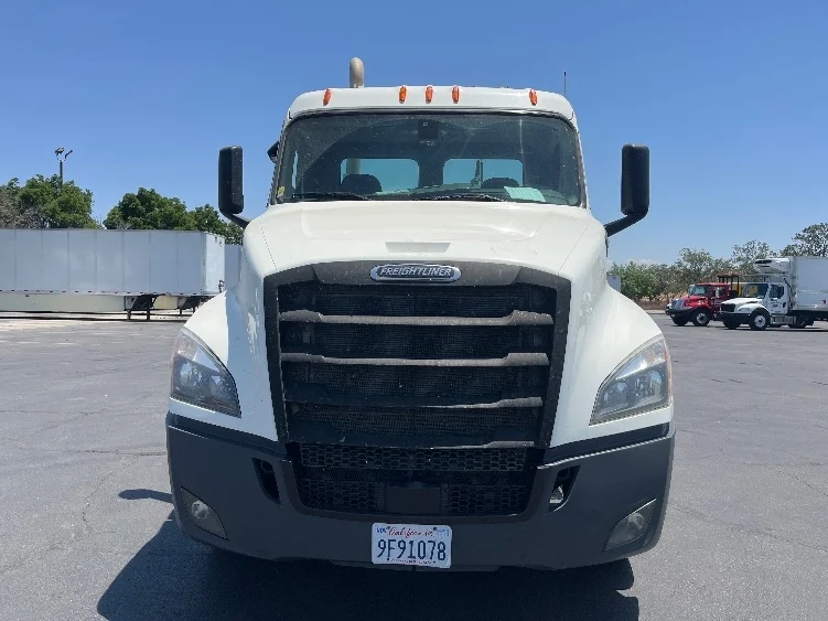 2019 Freightliner Cascadia in Fresno, CA — photo 2