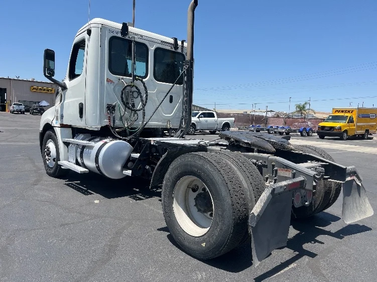 2019 Freightliner Cascadia in Fresno, CA — photo 5