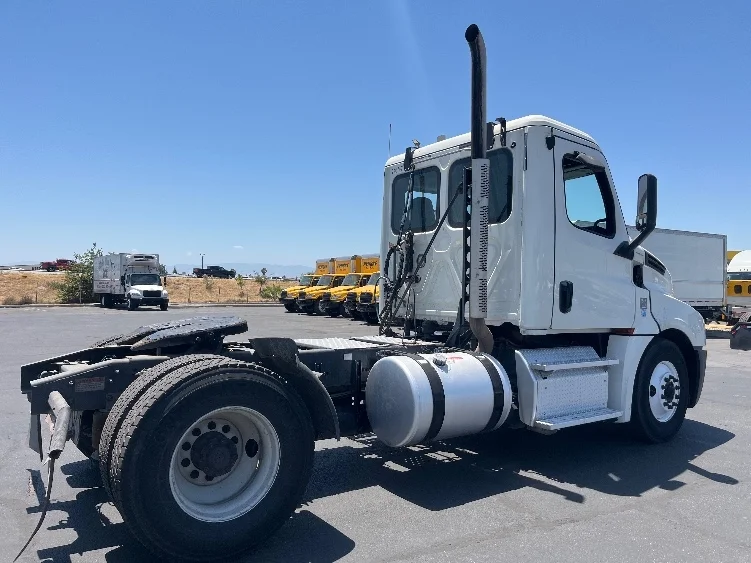 2019 Freightliner Cascadia in Fresno, CA — photo 7
