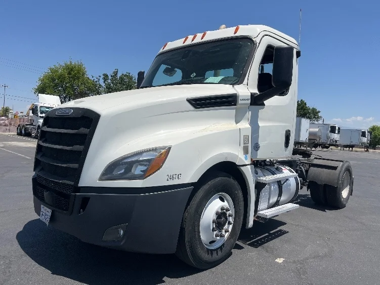 2019 Freightliner Cascadia in Fresno, CA — photo 3