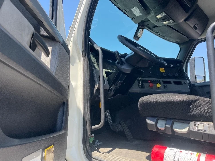 2019 Freightliner Cascadia in Fresno, CA — photo 9