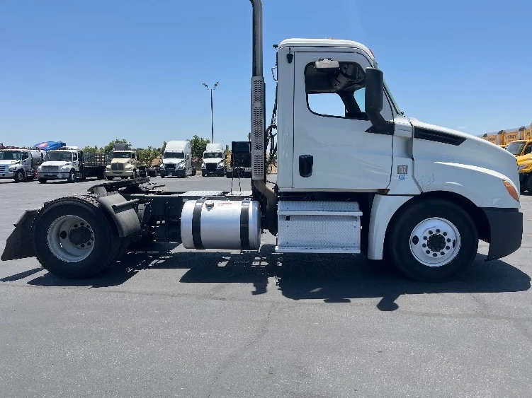 2019 Freightliner Cascadia in Fresno, CA — photo 8