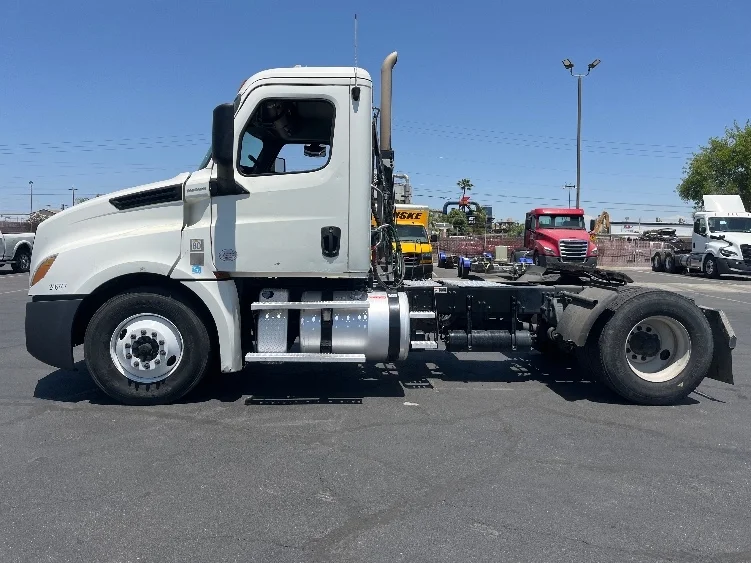2019 Freightliner Cascadia in Fresno, CA — photo 4