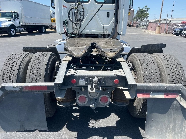 2019 Freightliner Cascadia in Fresno, CA — photo 6