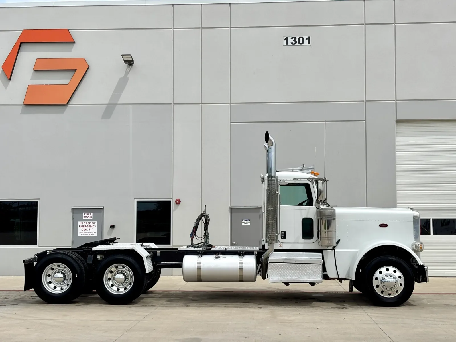 2020 Peterbilt 389 - image 3