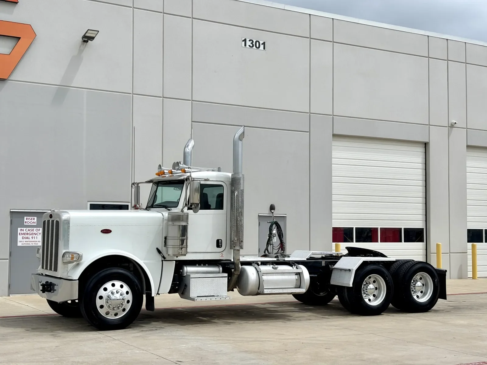 2020 Peterbilt 389 - image 2