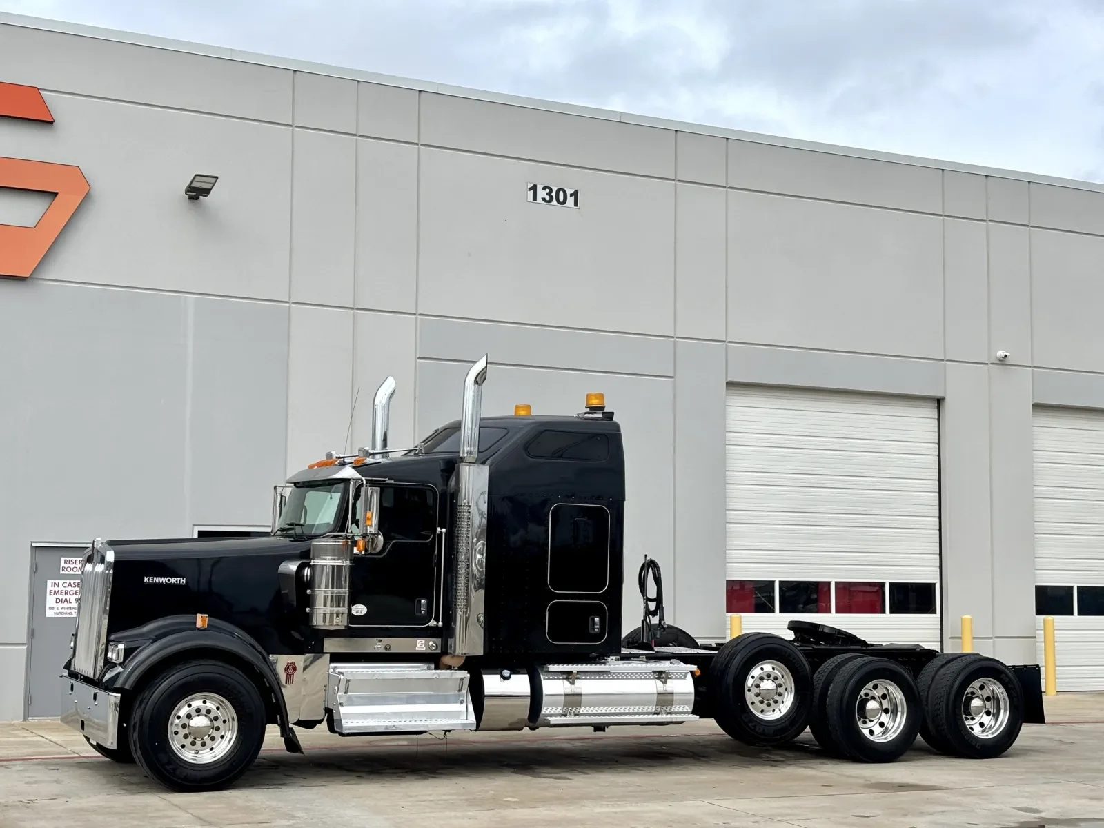 2022 Kenworth W900 - image 2