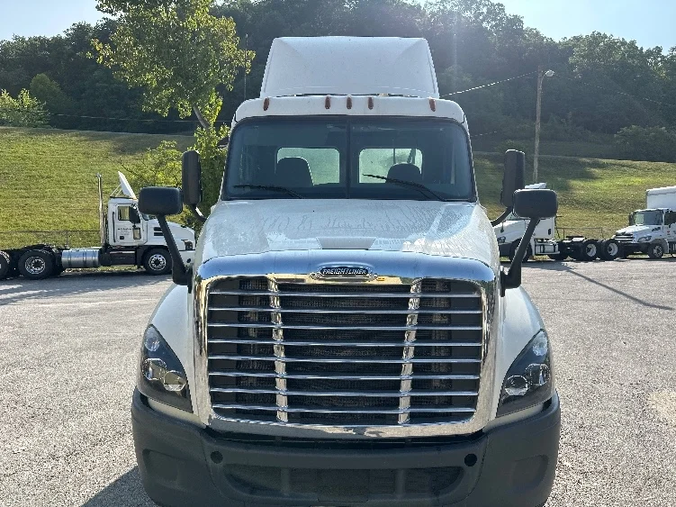 2019 Freightliner in Huntington, WV — photo 2
