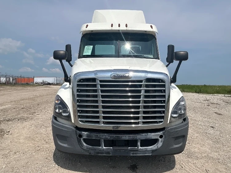 2018 Freightliner Cascadia - image 2