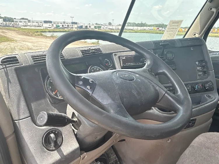 2018 Freightliner Cascadia - image 10