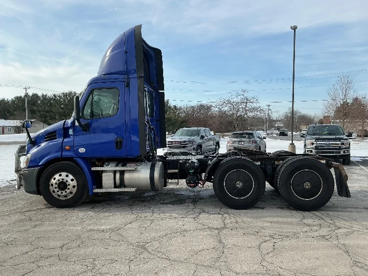 2020 Freightliner Cascadia - image 4