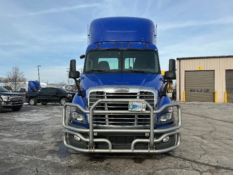 2020 Freightliner Cascadia - image 2