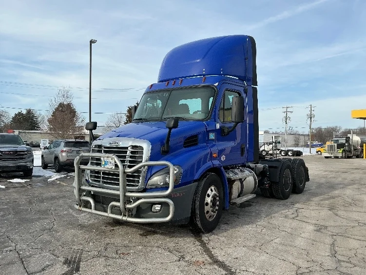 2020 Freightliner Cascadia - image 3