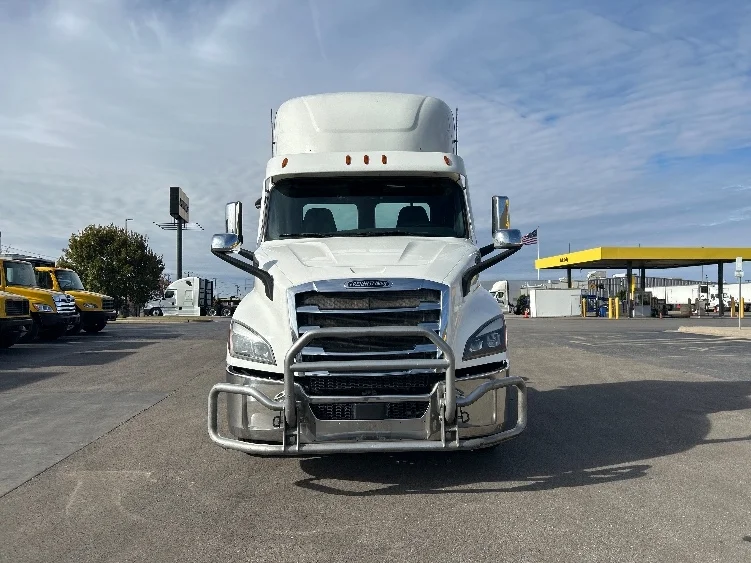 2021 Freightliner Cascadia in Oklahoma City, OK — photo 2
