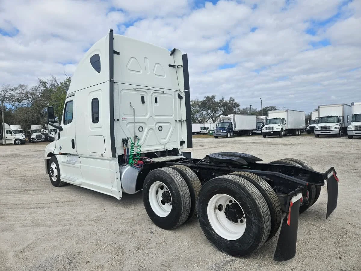 2020 Freightliner Cascadia in Orlando, FL — photo 6