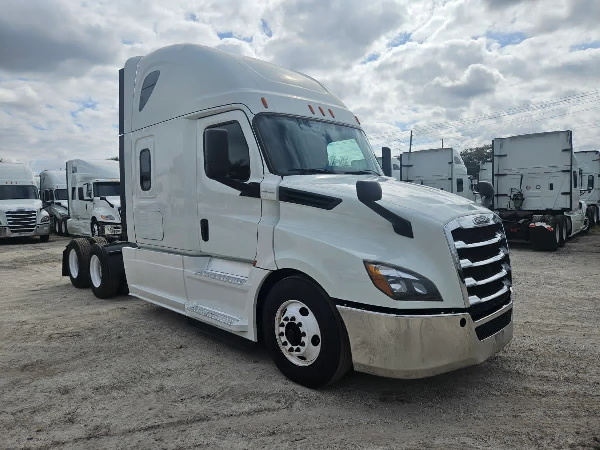 2020 Freightliner Cascadia in Orlando, FL — photo 3