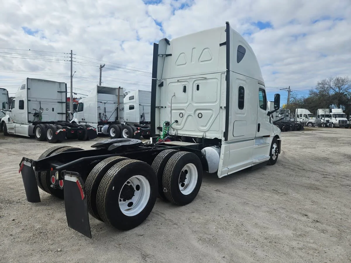 2020 Freightliner Cascadia in Orlando, FL — photo 4