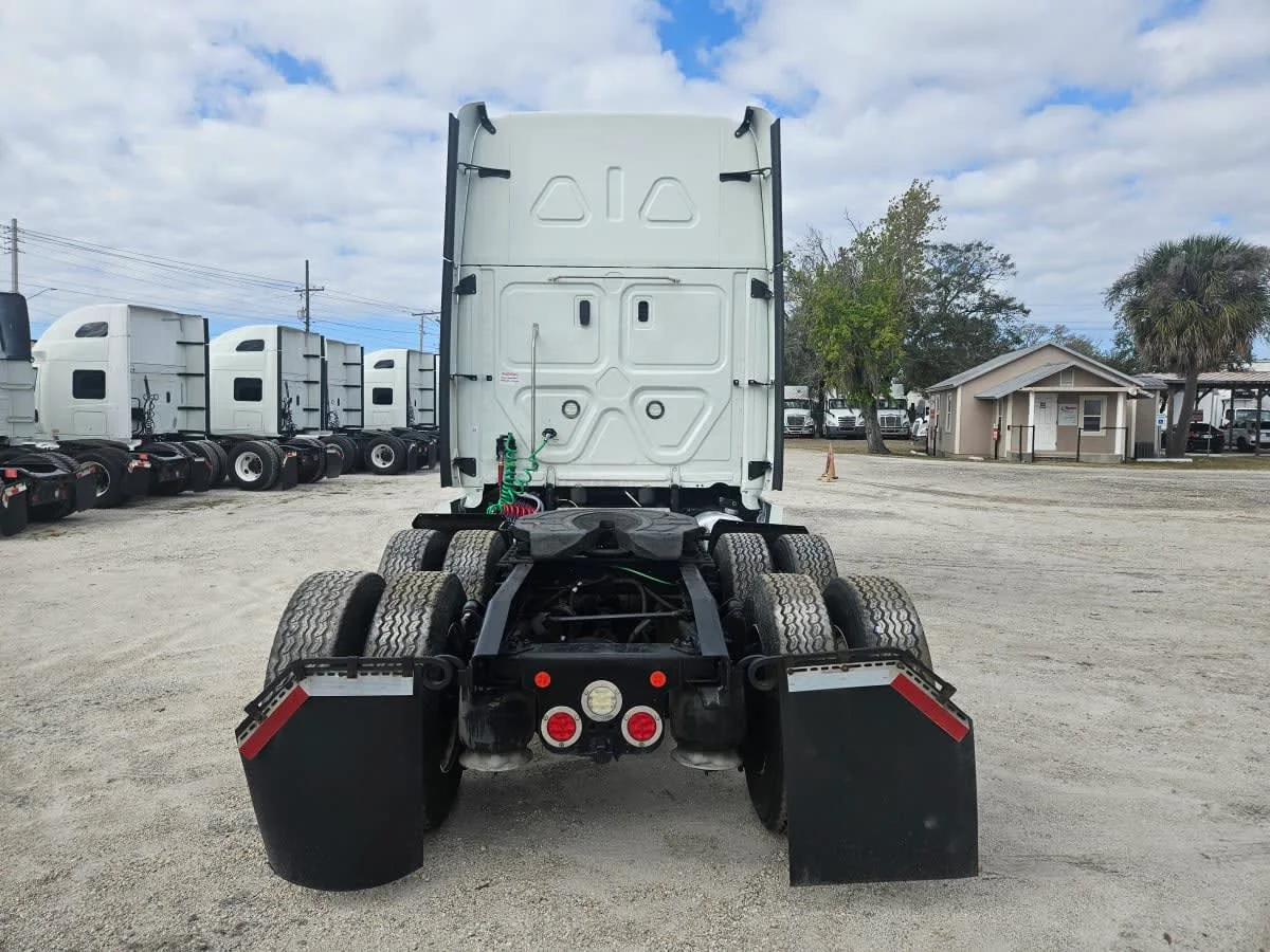 2020 Freightliner Cascadia in Orlando, FL — photo 5