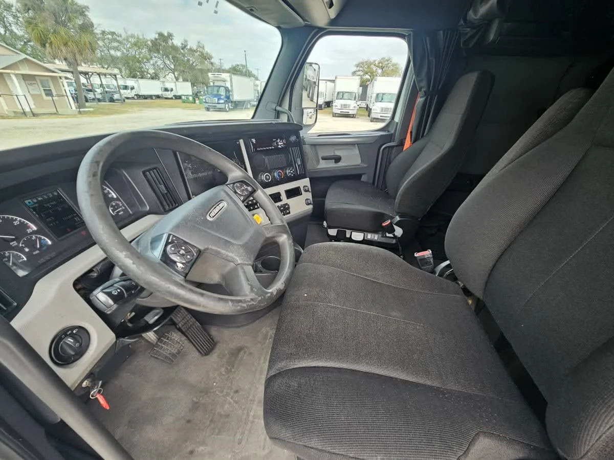 2020 Freightliner Cascadia in Orlando, FL — photo 7