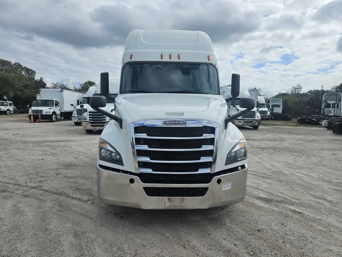 2020 Freightliner Cascadia in Orlando, FL — photo 2