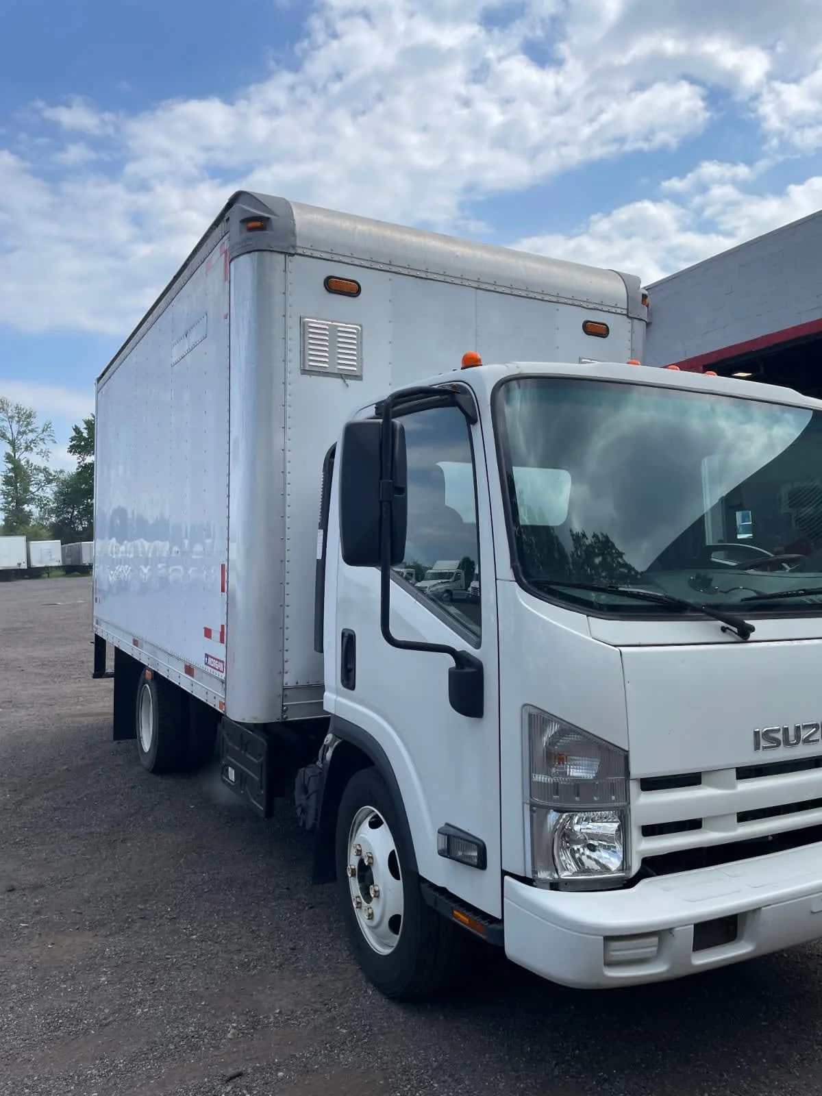 2015 Isuzu NQR - image 3