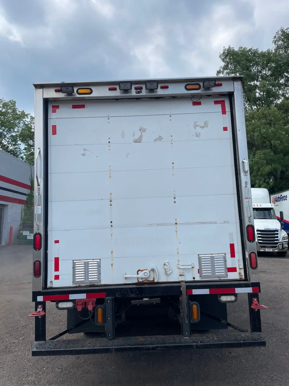 2015 Isuzu NQR - image 5