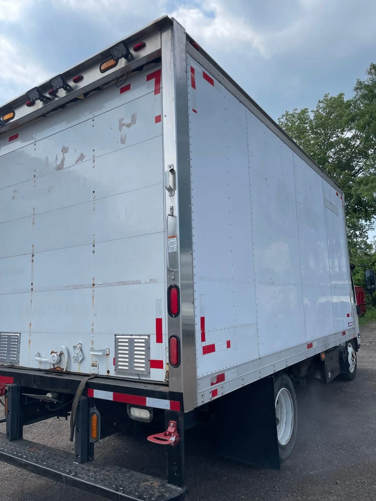 2015 Isuzu NQR - image 4