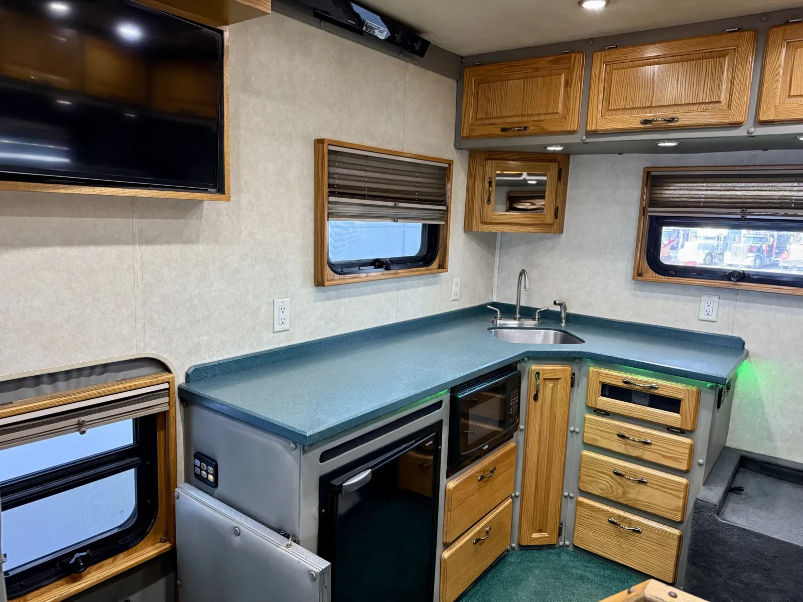 2014 Peterbilt 389 in New Lenox, IL — photo 22