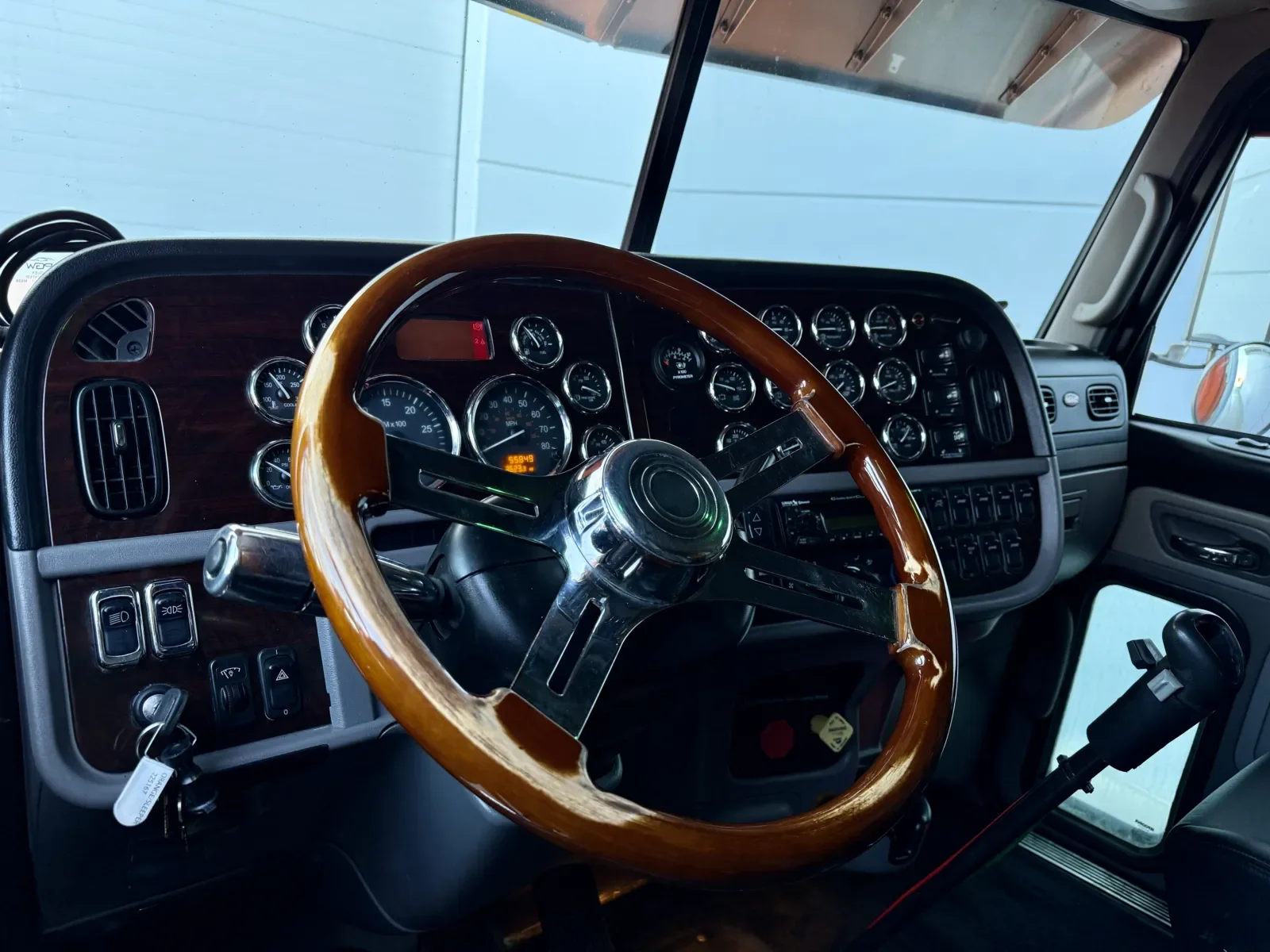 2014 Peterbilt 389 in New Lenox, IL — photo 15