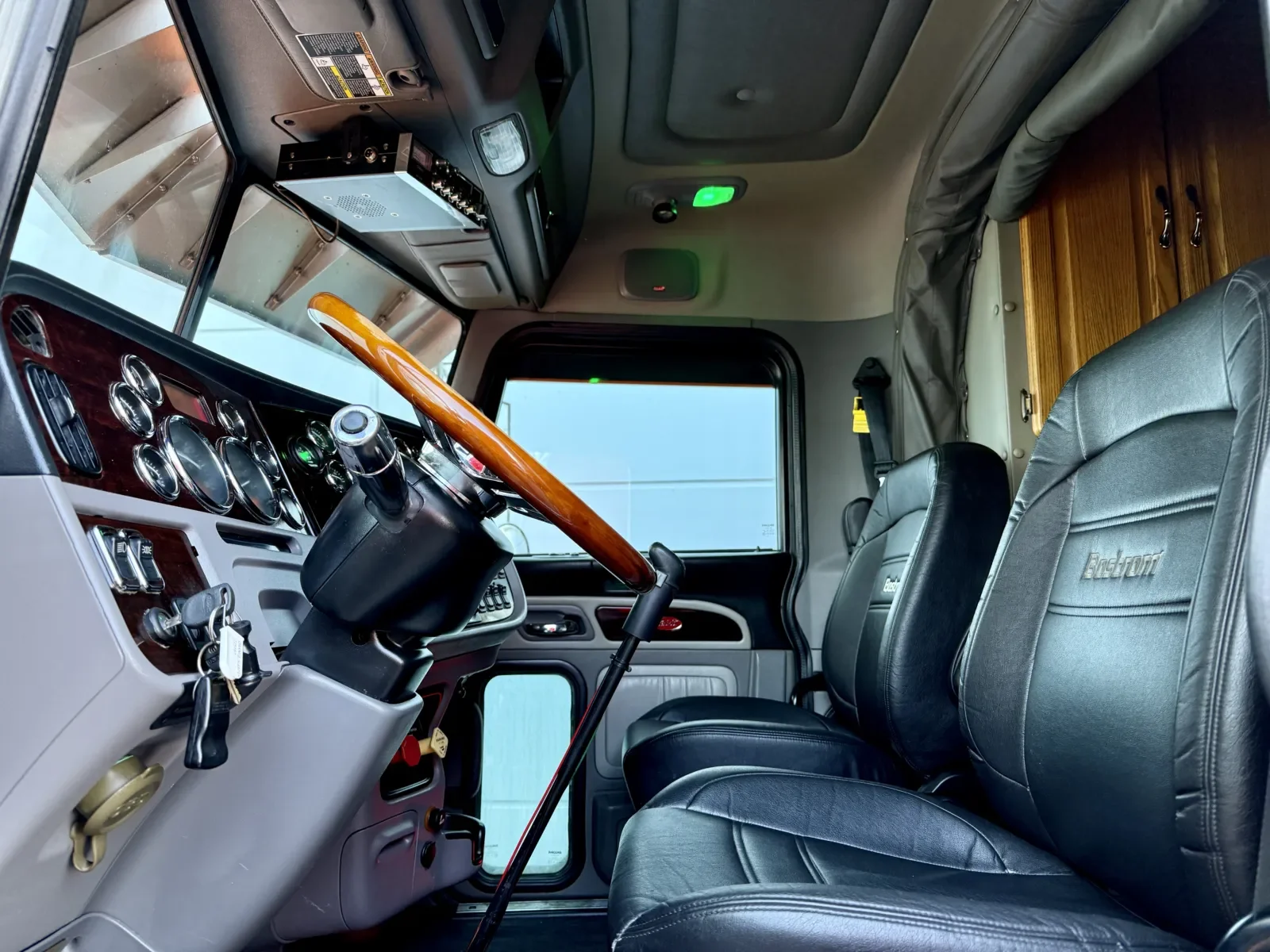 2014 Peterbilt 389 in New Lenox, IL — photo 14