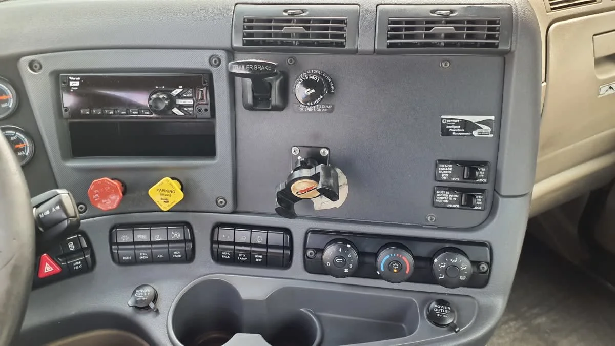 2020 Freightliner Cascadia in Springfield, MA — photo 7