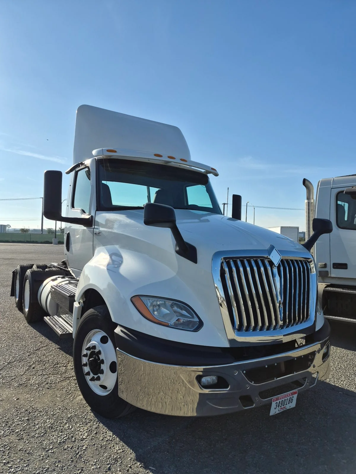 2019 International LT - image 3