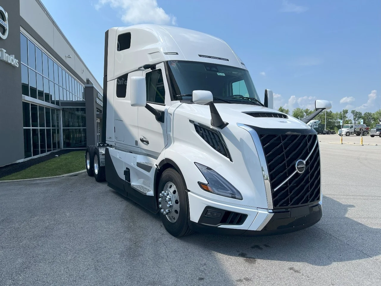 2026 Volvo VNL 660 in Pendleton, IN — photo 3