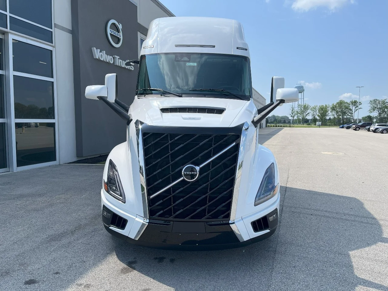 2026 Volvo VNL 660 in Pendleton, IN — photo 2