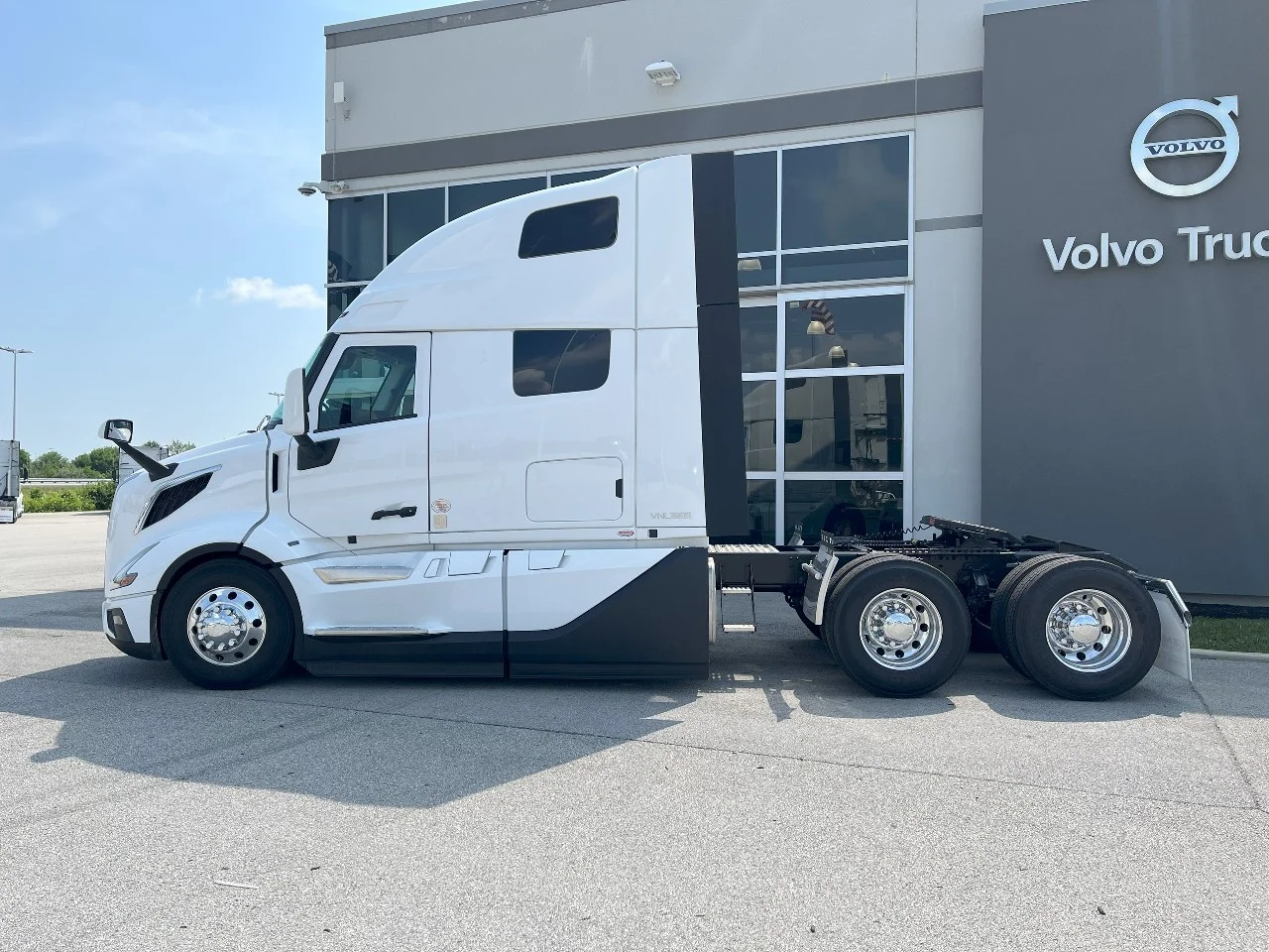 2026 Volvo VNL 660 in Pendleton, IN — photo 8