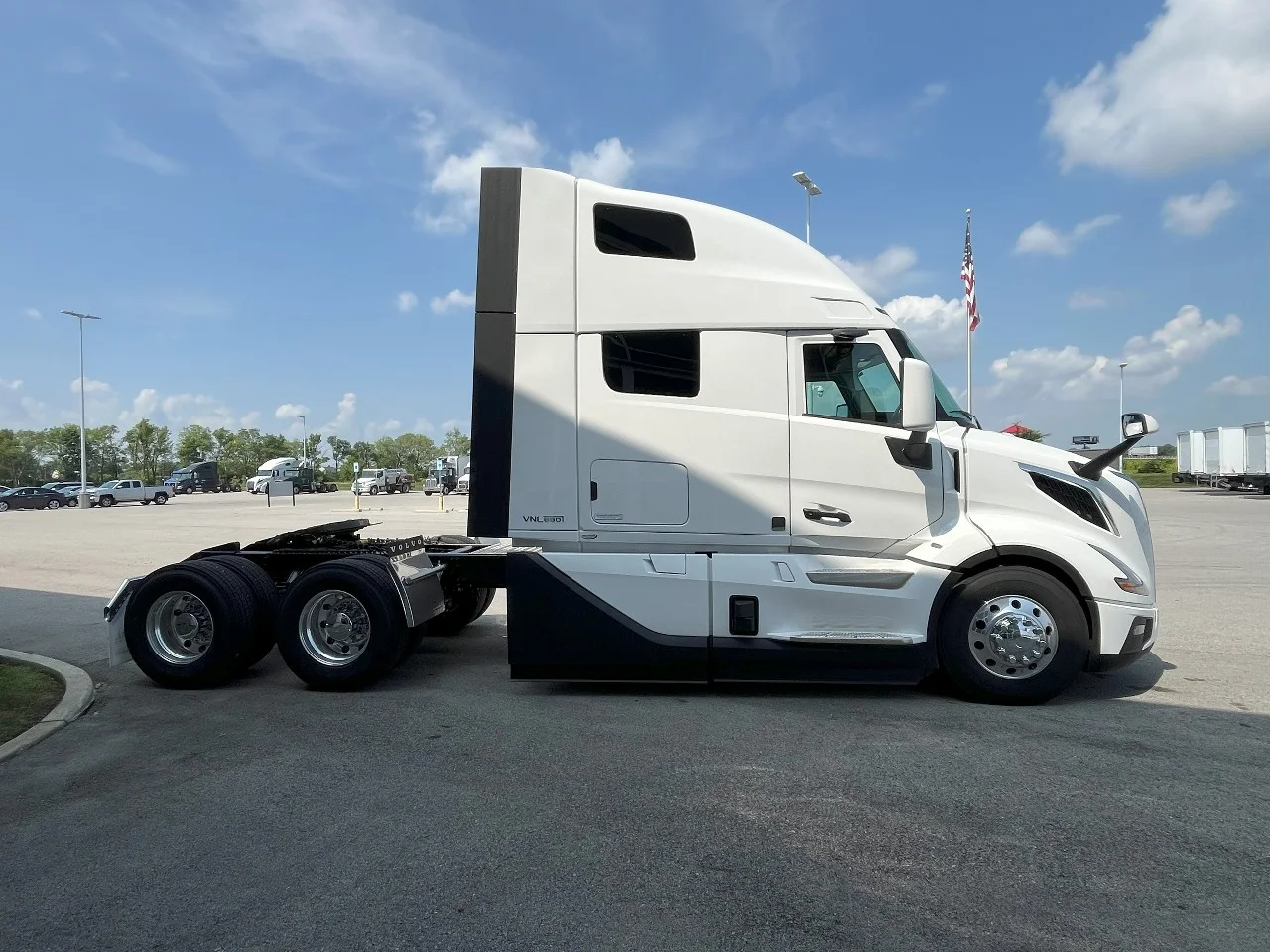 2026 Volvo VNL 660 in Pendleton, IN — photo 4