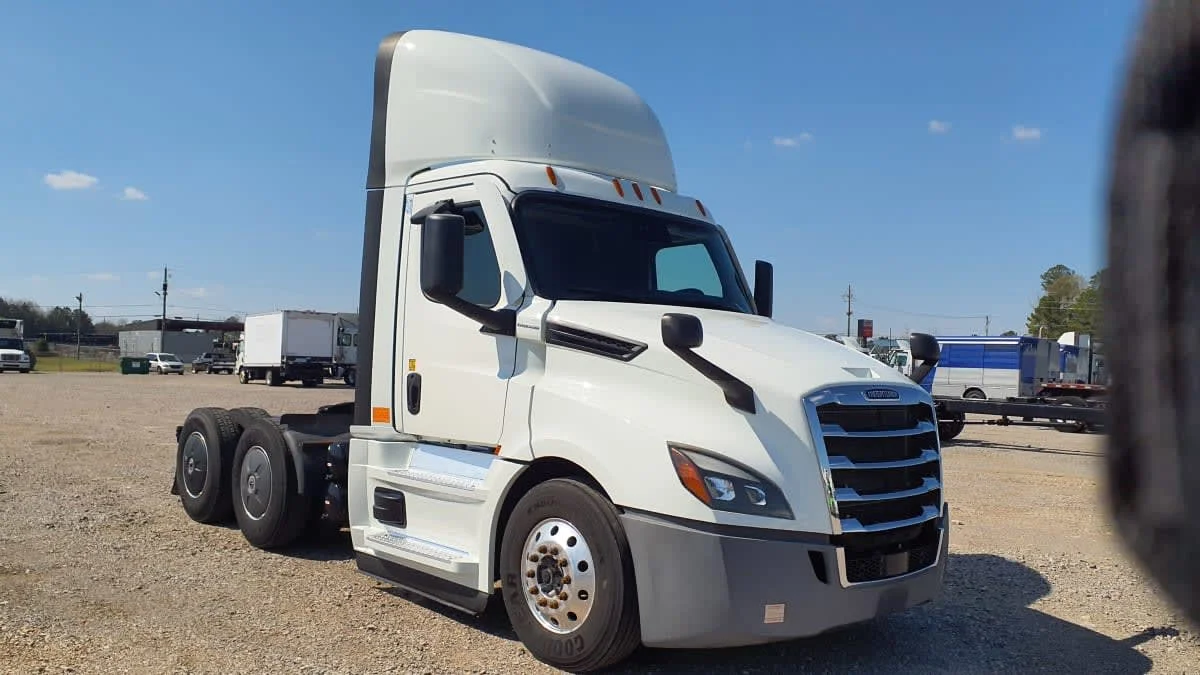 2022 Freightliner Cascadia - image 3