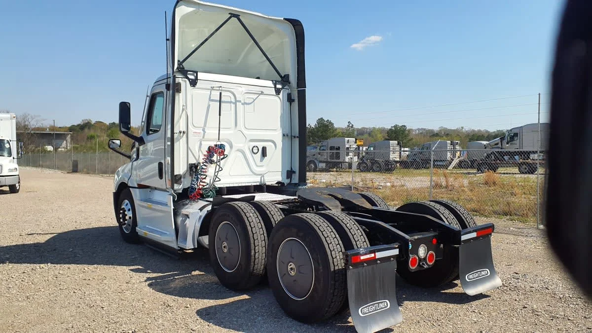 2022 Freightliner Cascadia - image 6