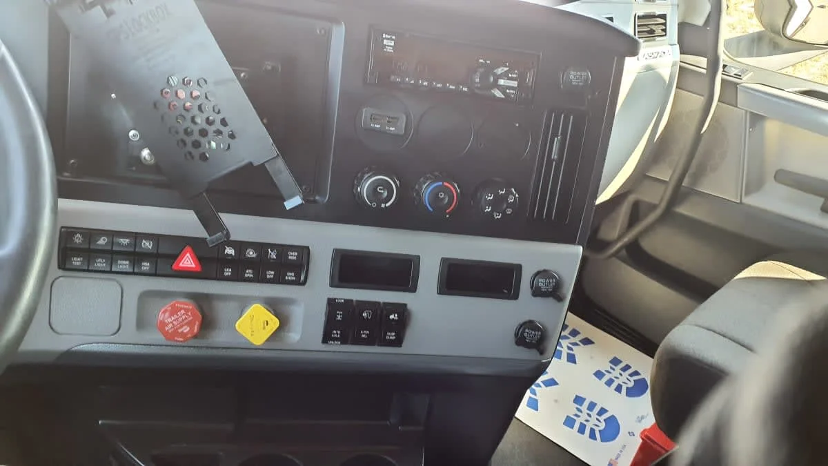 2022 Freightliner Cascadia - image 13