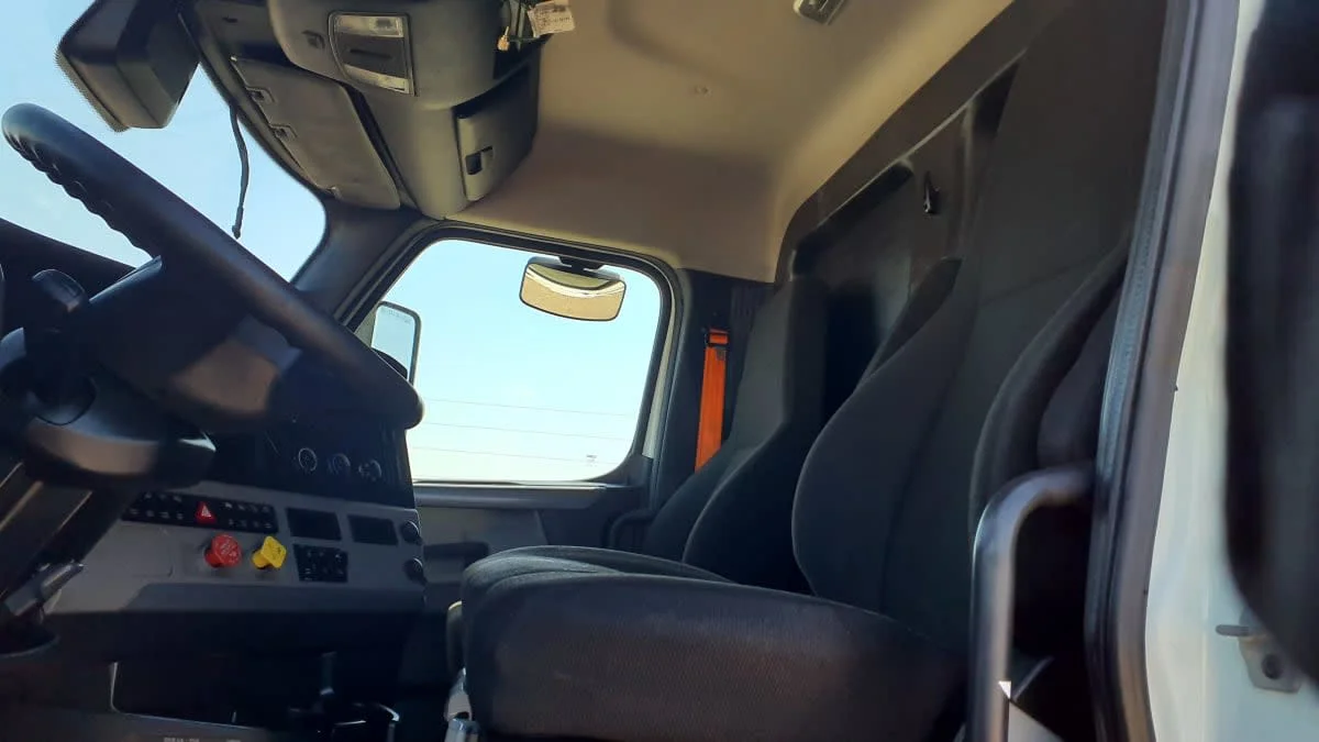 2022 Freightliner Cascadia - image 7