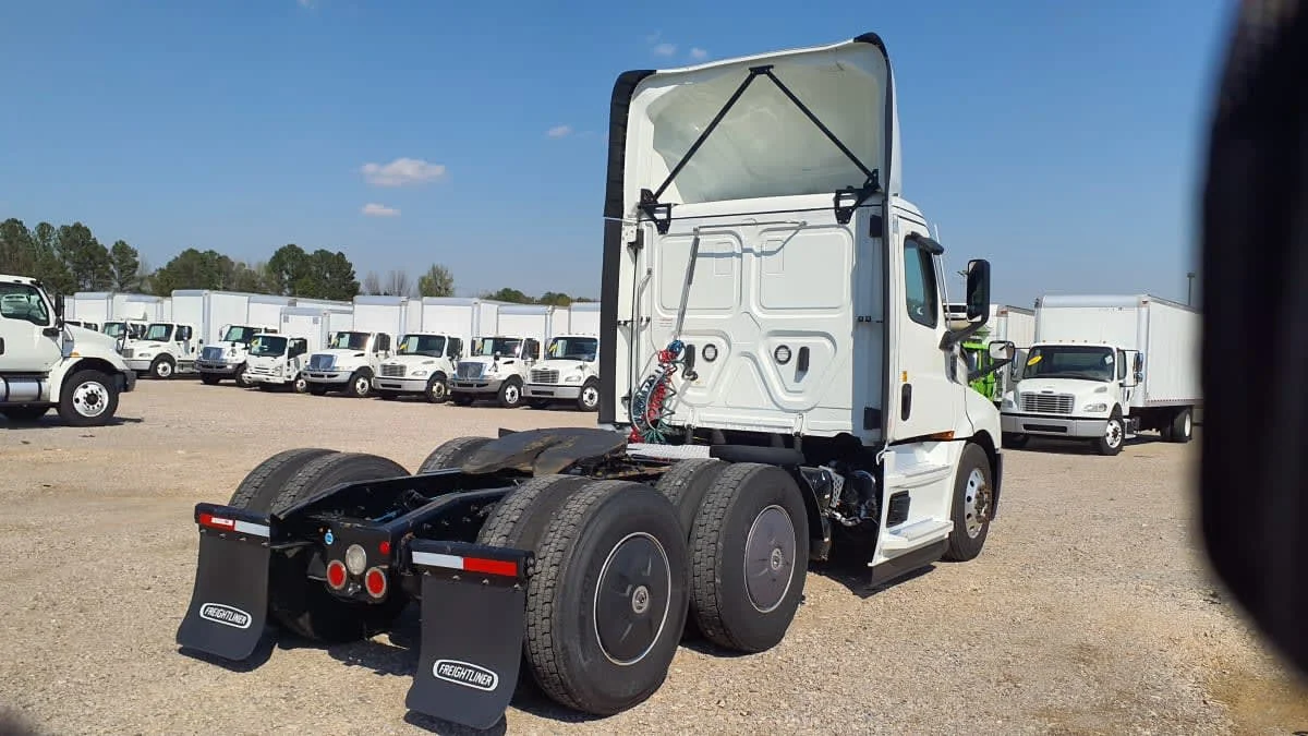 2022 Freightliner Cascadia - image 4
