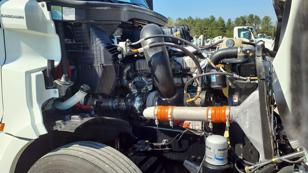 2022 Freightliner Cascadia - image 9