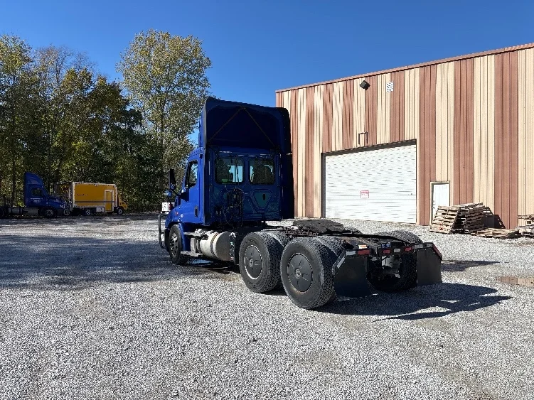 2020 Freightliner Cascadia in South Bend, IN — photo 5